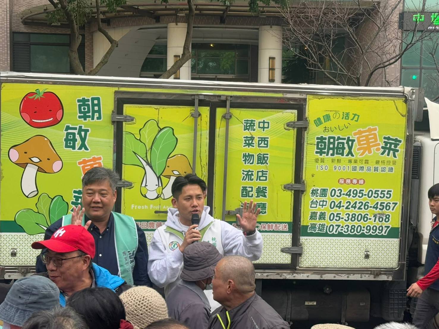 朝敏協同彭俊豪議員義賣高麗菜